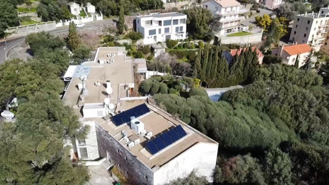 24 m² de capteurs solaires plans disposés sur le toit de l’hôtel