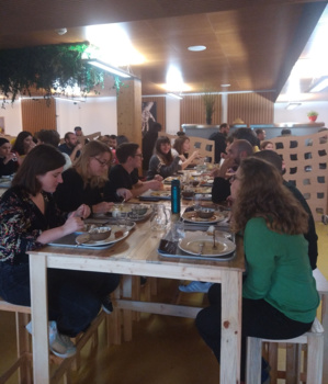 Repas convivial : "Cheese, c’est l’heure du fromage !".
