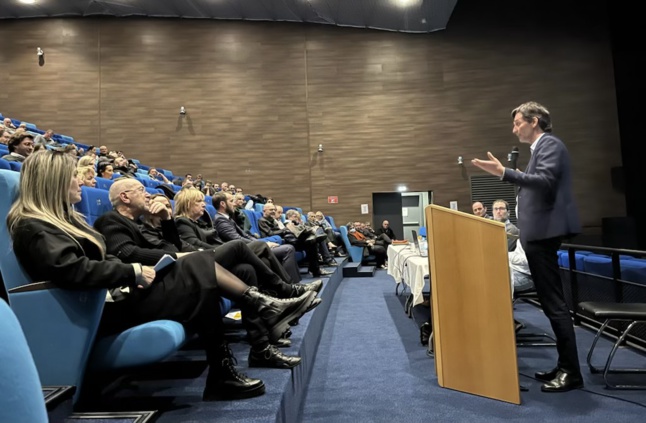 Julien Paolini, Président de l'AUE, échangeant avec l'assemblée.