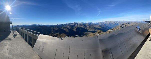 Vue de la chaîne de montagnes des Pyrénées depuis le pic du midi de Bigorre avec cartographie visuelle des sommets.