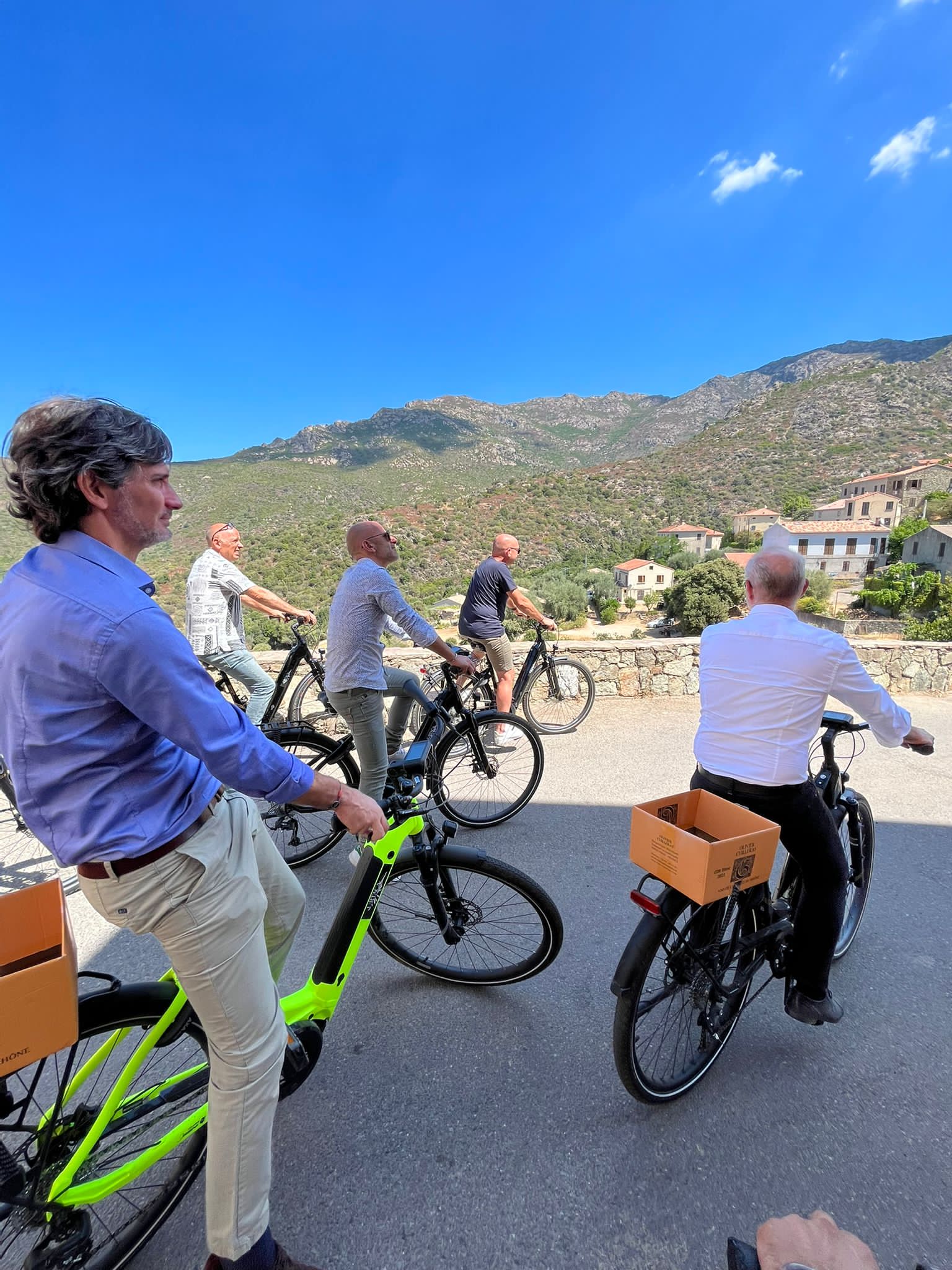 Visite du village d'Urtaca aux guidons des vélos à assistance électriques de la commune.