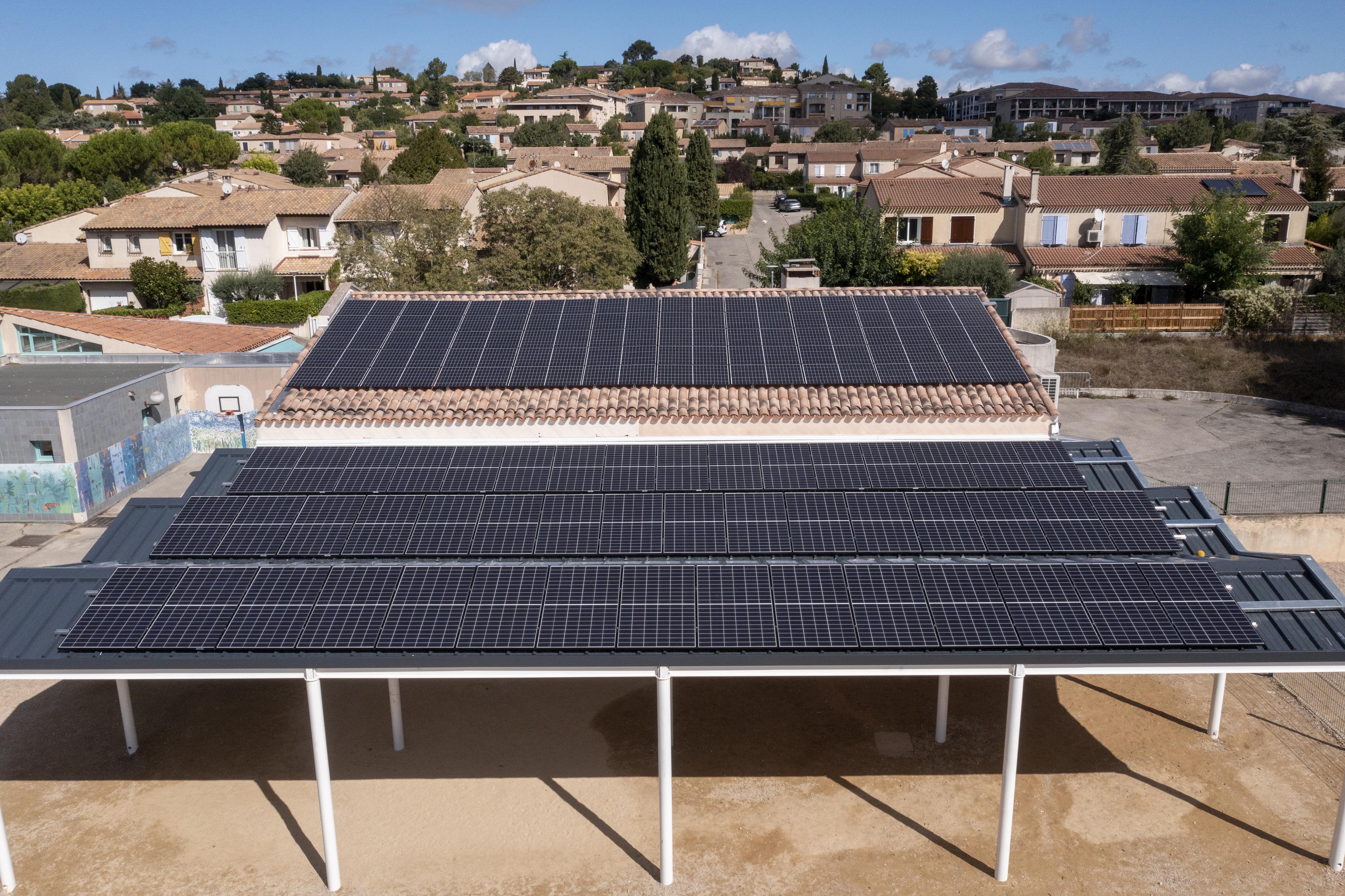 Installation photovoltaïque sur les toits de l'école des Cabassols (Veneles, 06/10/2022)