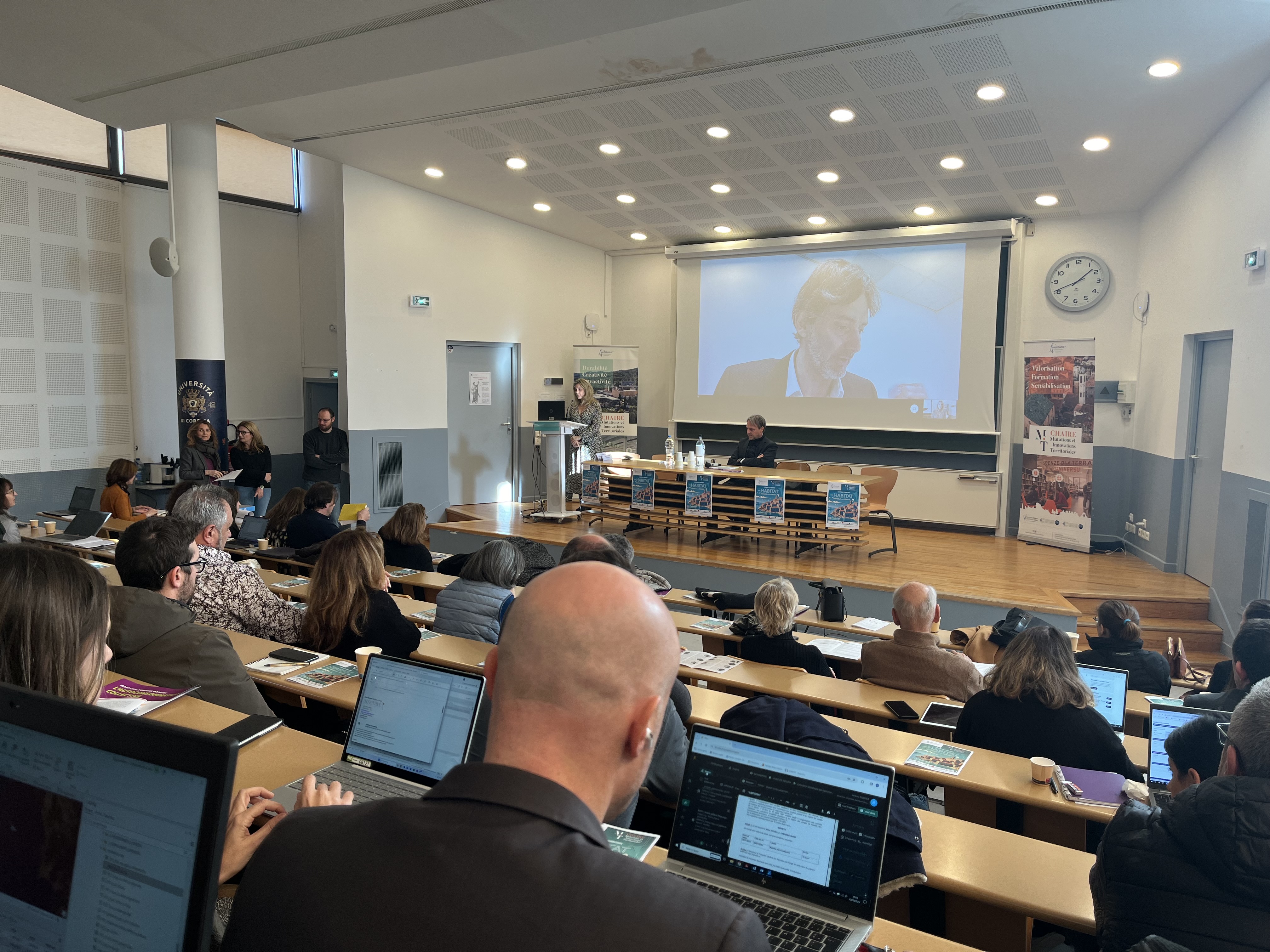 Retenu à Aiacciu pour la séance de l'Assemblée de Corse, le Président Julien Paolini est intervenu en visioconférence Retenu à Aiacciu pour la séance de l'Assemblée de Corse, le Président Julien Paolini est intervenu en visioconférence