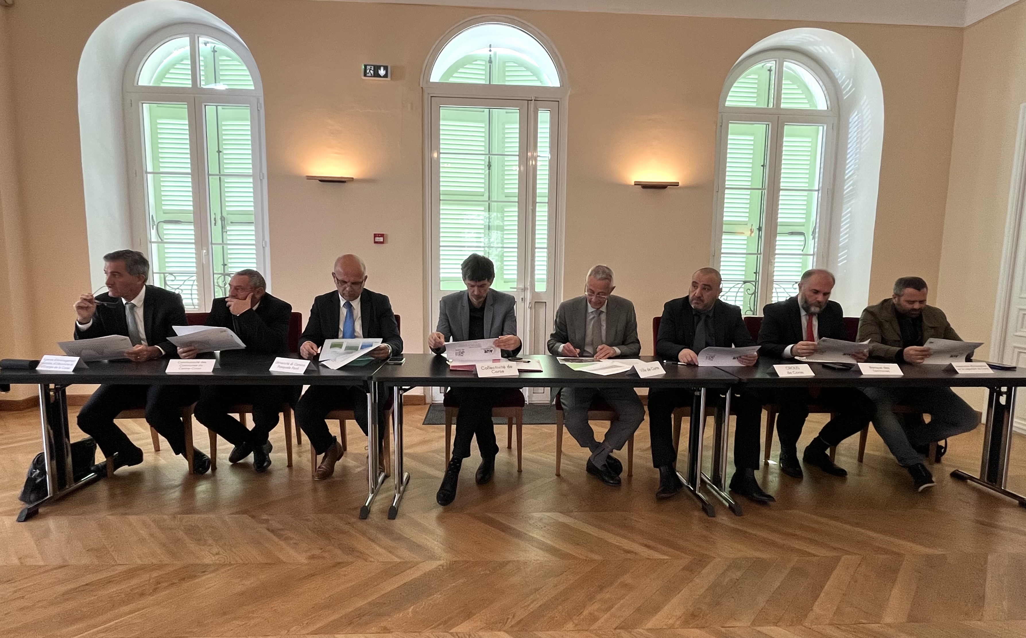 Les signataires de la convention de partenariat : la Communauté de communes du centre Corse, la Ville de Corti, la Collectivité de Corse, l’Université de Corse, le Centre régional des œuvres universitaires et scolaires de la Corse (CROUS), la Caisse des dépôts et consignations, l’Association d’Information sur le Logement de Corse (ADIL) et l’AUE