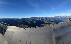 Vue de la chaîne de montagnes des Pyrénées depuis le pic du midi de Bigorre avec cartographie visuelle des sommets.